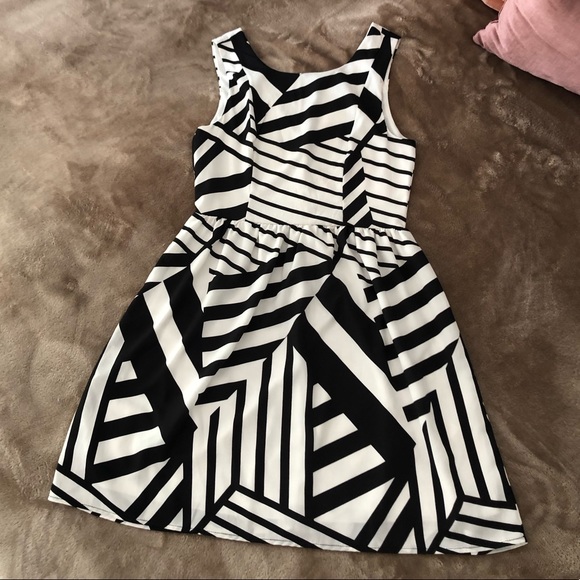 Black & White Everly Dress - Picture 1 of 3